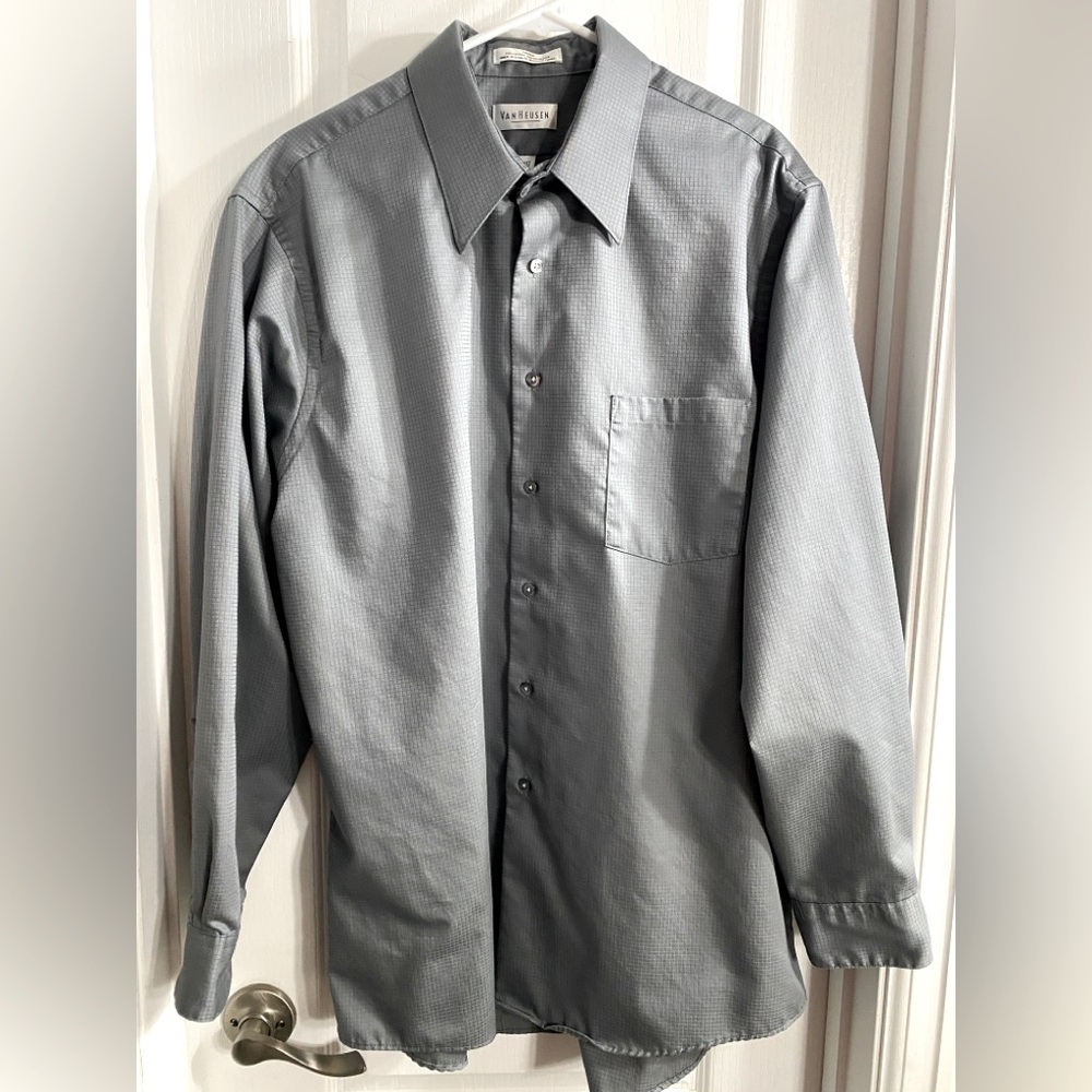 Men’s Gray Van Heusen Button Down Dress Shirt
